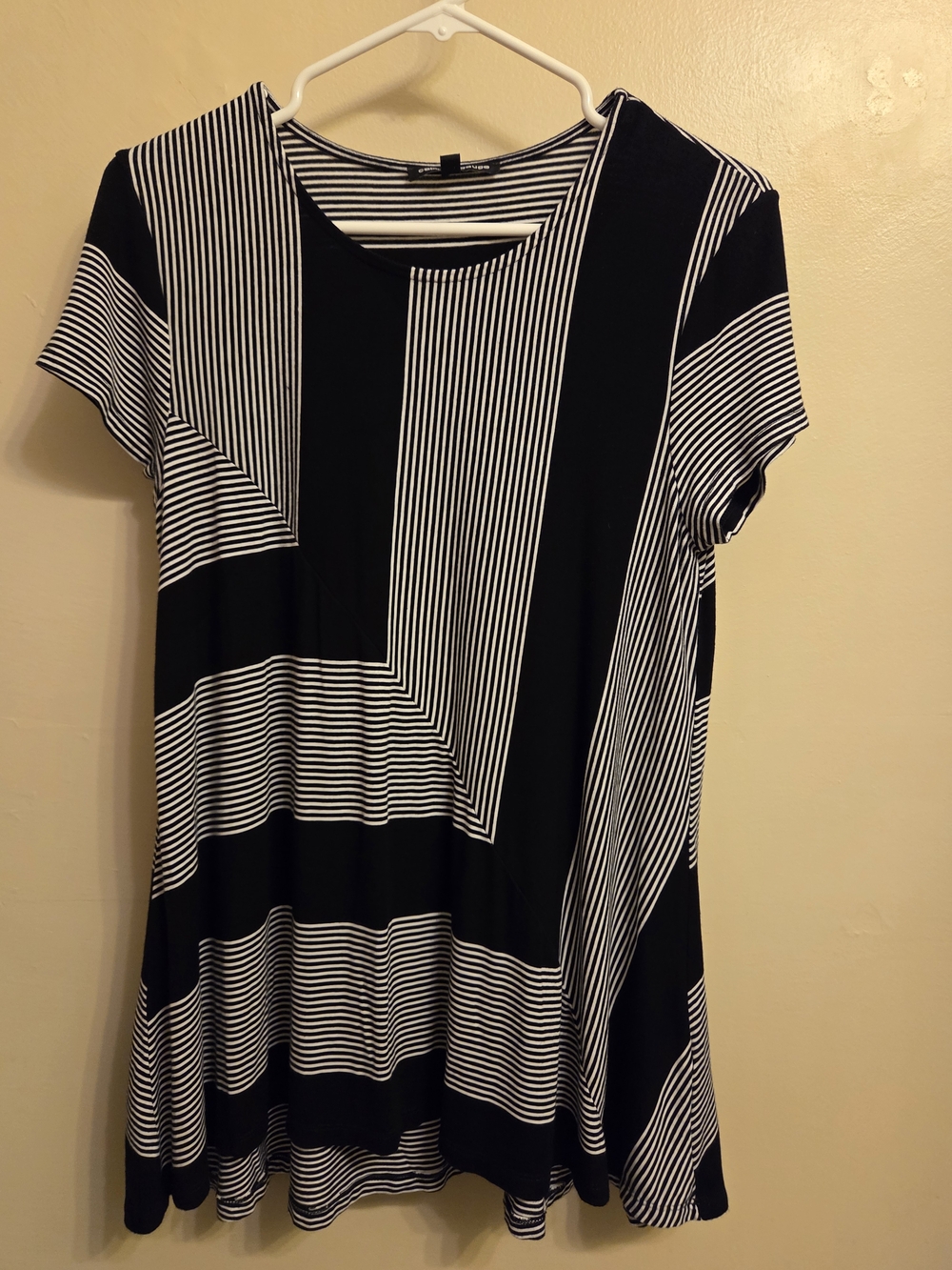 Cable & Gauge Geometric Striped Tunic Top Womens Size M Black White Short Sleeve